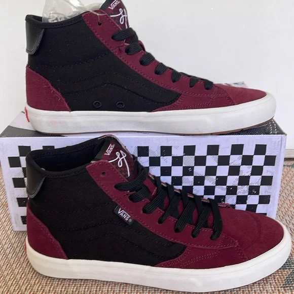 Vans WMNS The Lizzie Port/Black
VN0A4BX102Y
Sneakers - Picture 1 of 16